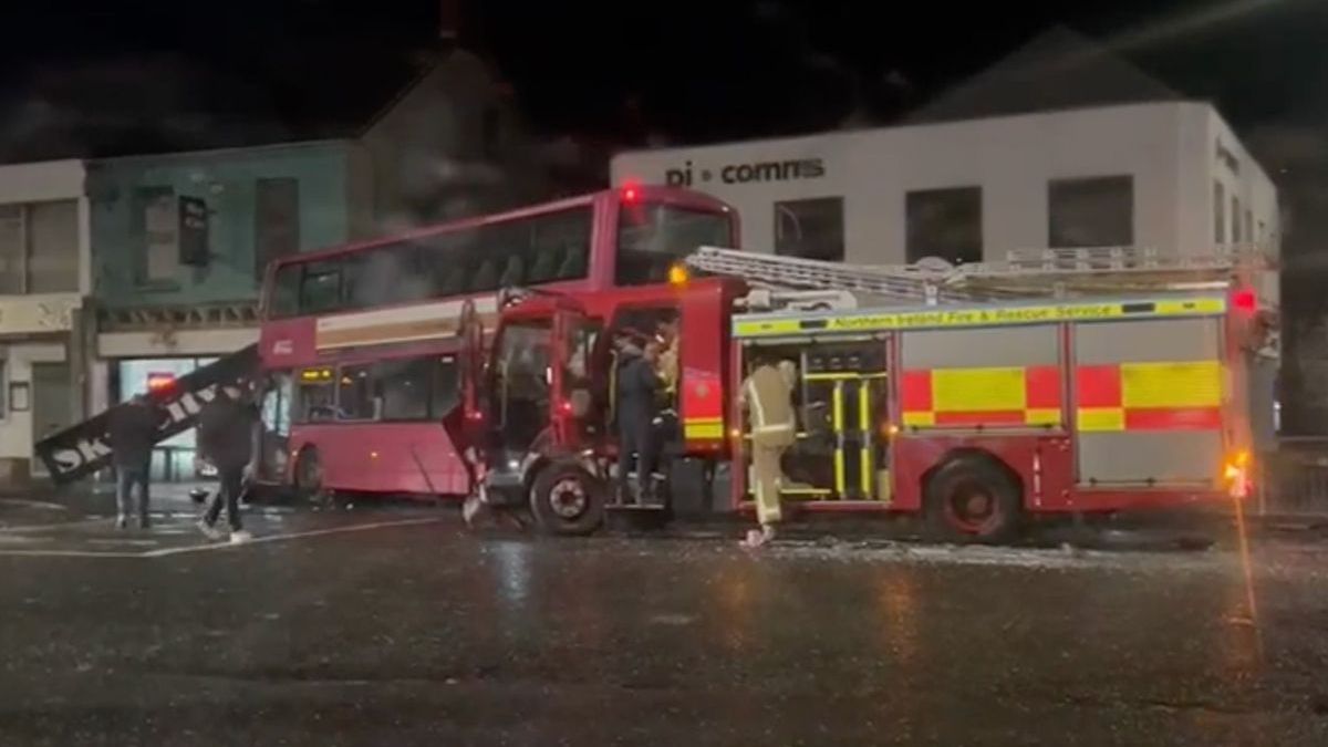 Auw! Brandweerwagen en dubbeldekker botsen op elkaar in Belfast