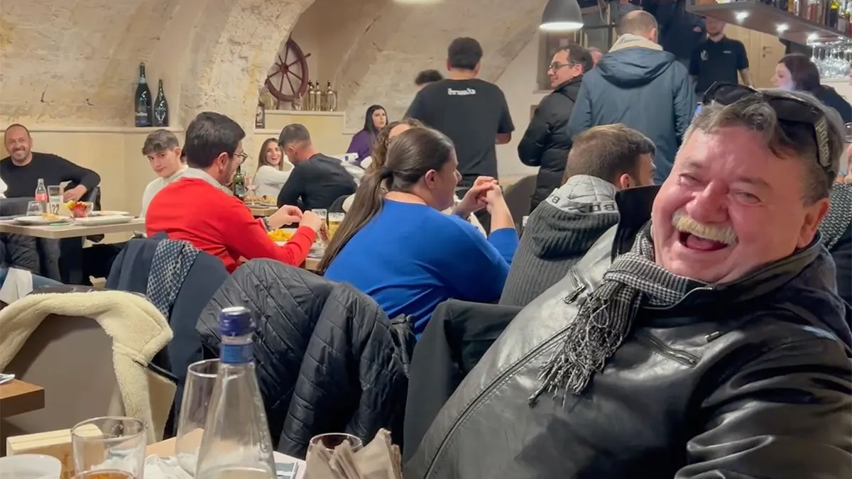 thumb vk man krijgt de lachers op zijn hand met zijn eigen lach