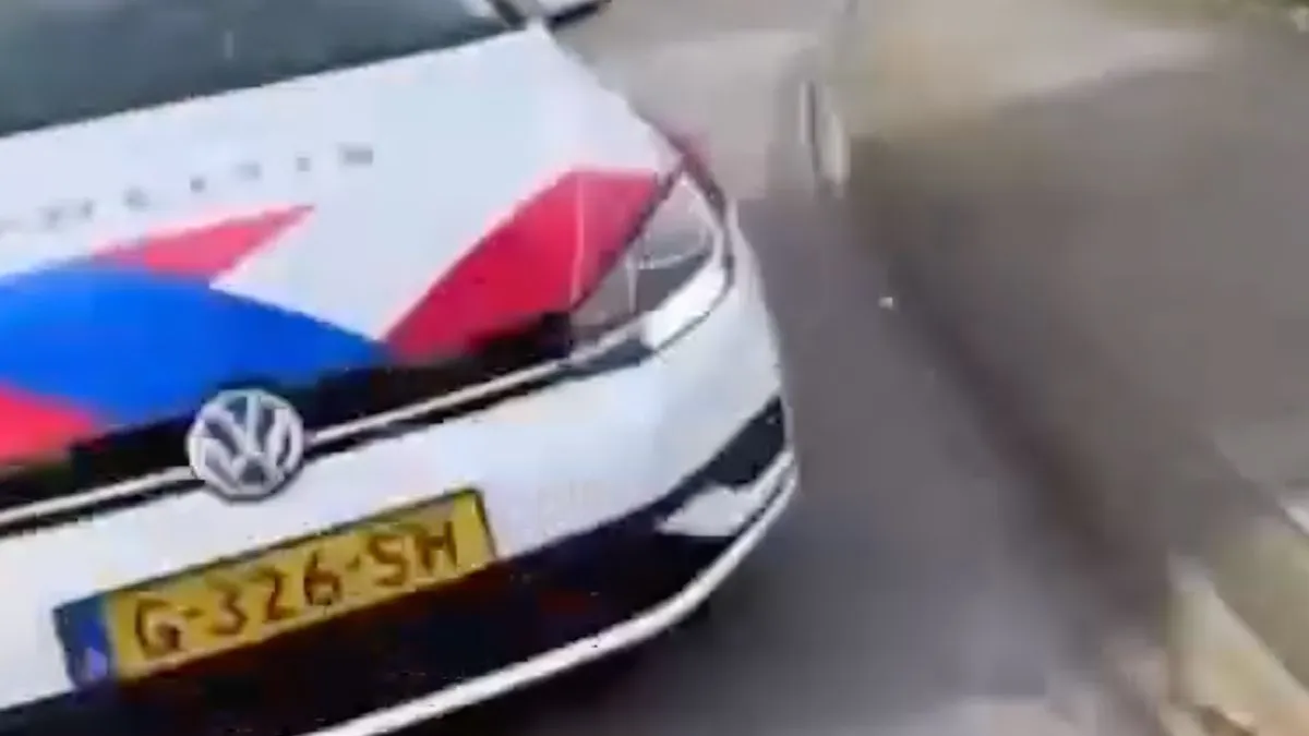 thumb vk man man man politie enschede rijdt jongen van 12 bewust van fiets