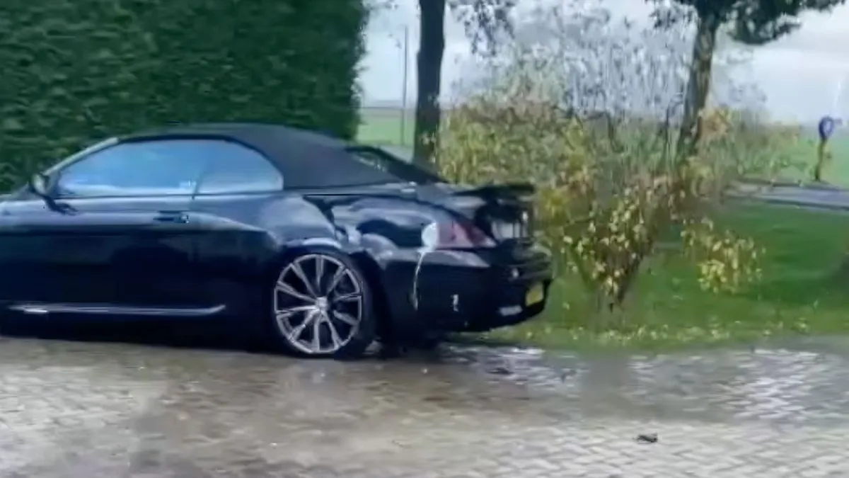 thumb vk monteur doet testrit na apk keuring en rijdt auto in de prak