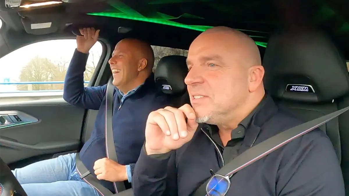 thumb vk trainer van feyenoord arne slot bij ajacied andy van der meijde in de auto