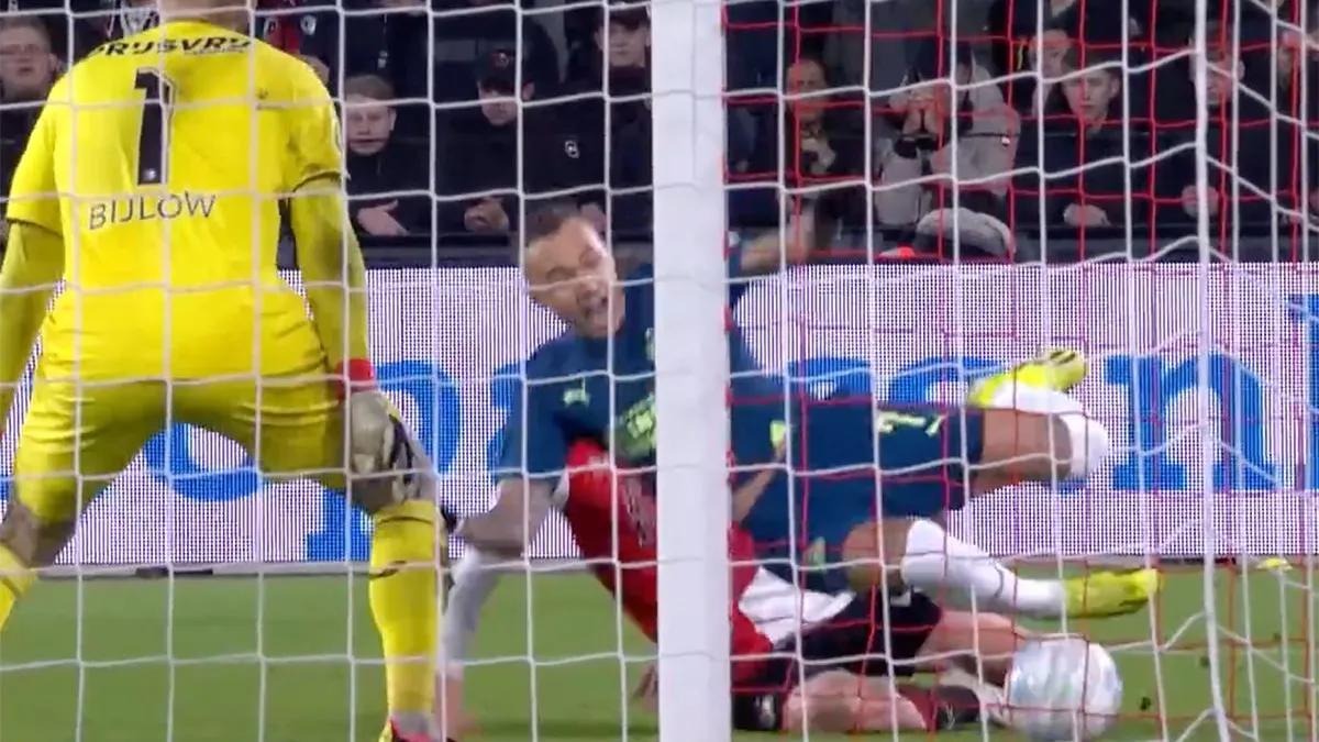 thumb vk videoscheidsrechter clay ruperti greep niet in omdat hij voor feyenoord zou zijn