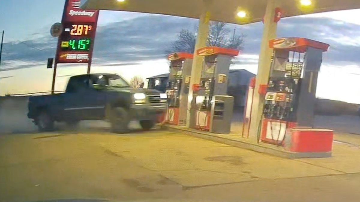 Dame in pick-up verwoest in paar seconden een benzinepomp