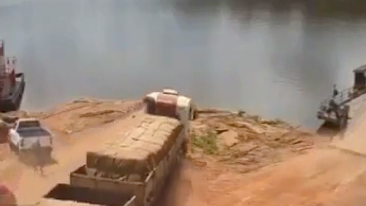 Vrachtwagenchauffeur net op tijd uit wagen voor deze plons in rivier maakt