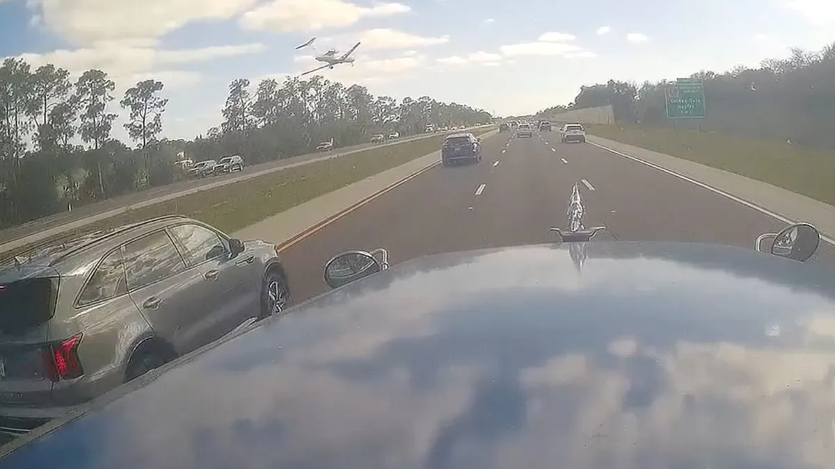 thumb vk beelden opgedoken van noodlanding vliegtuigje op snelweg in florida