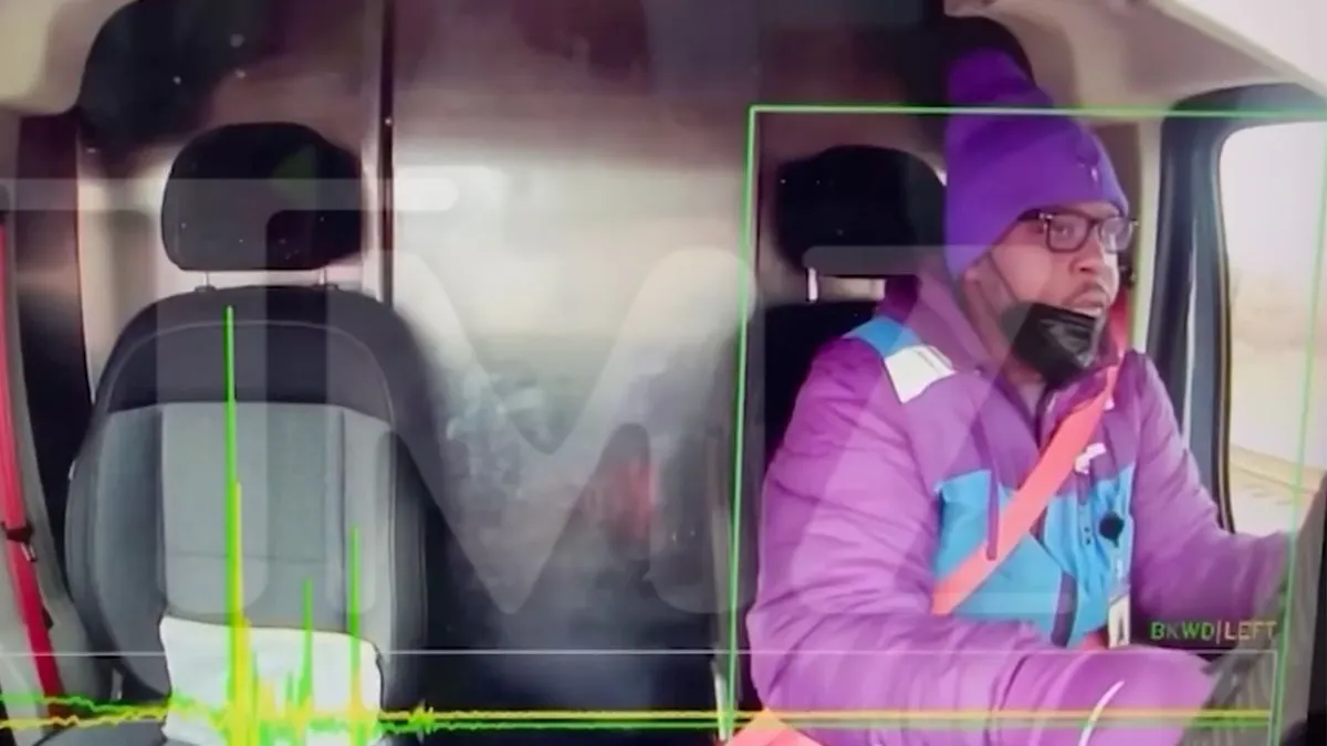 thumb vk beelden opgedoken waarin te zien is hoe amazon bezorgbusje kapot wordt gereden door trein