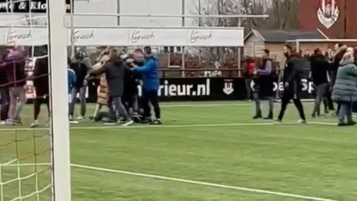 thumb vk jeugdduel in enschede gestaakt na vechtpartij tussen uders
