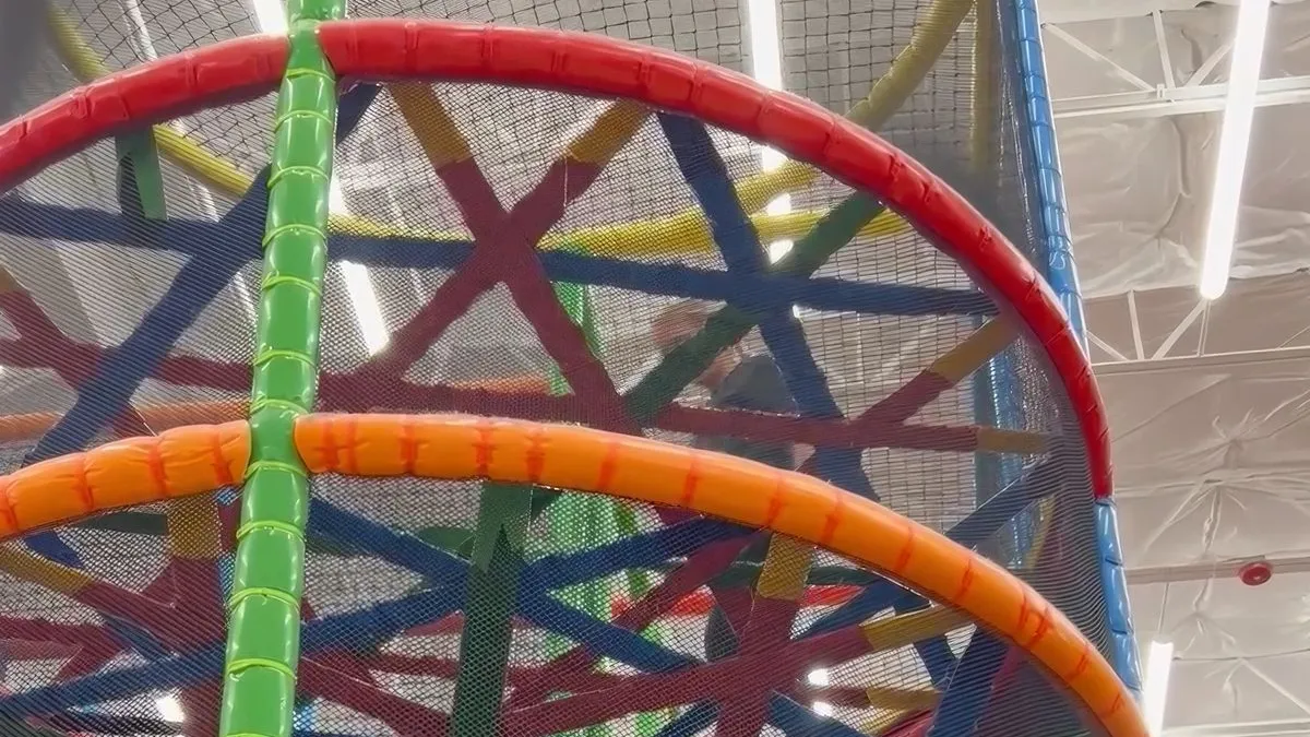 thumb vk mama is snel beneden in spinnenweb in indoor speeltuin