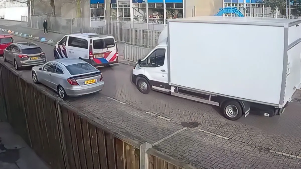 thumb vk politie rijdt in ommoord even naar achteren bam