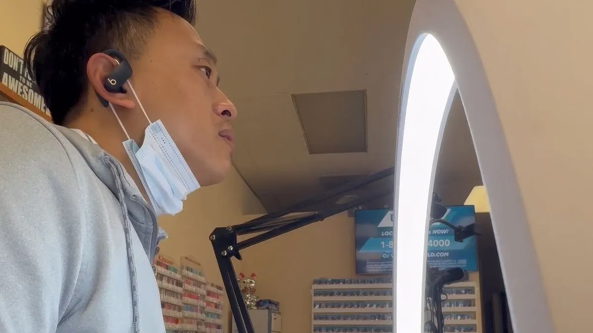 thumb vk vrouw geeft gulle fooi maar man komt het geld terughalen