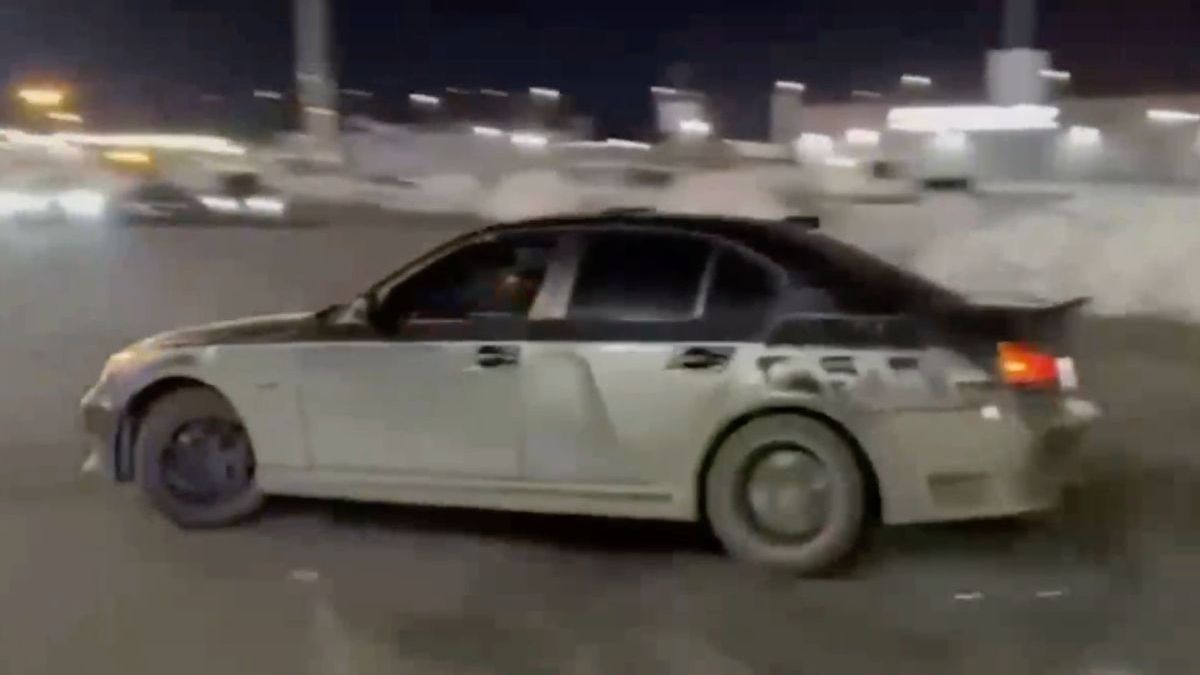 Typische BMW-rijder parkeert na te driften op een plek die daar helemaal niet voor bedoeld is