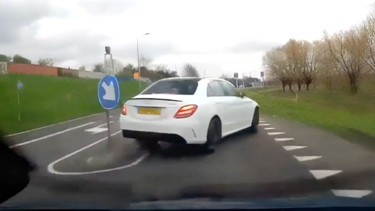 Automobilist in Mercedes haalt lesauto in en belandt in de berm