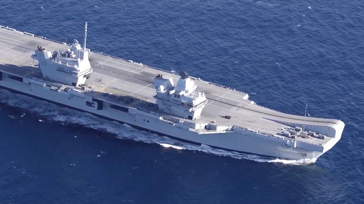 Brits vliegdekschip HMS Prince of Wales komt aan in Rotterdam