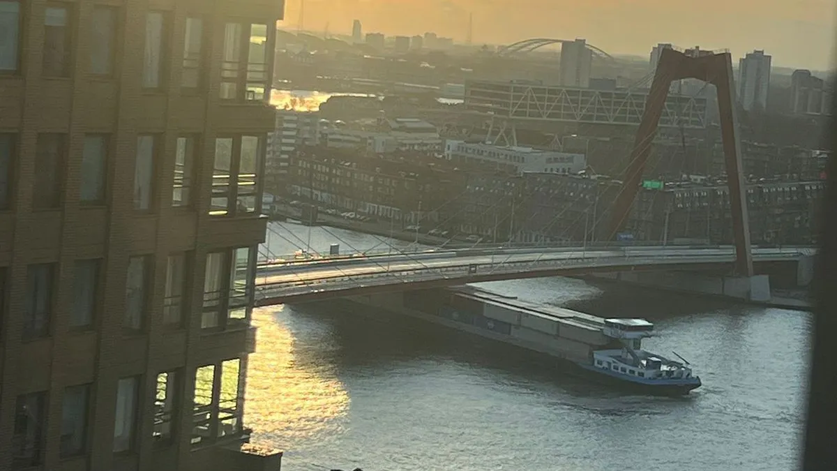 thumb vk containerschip dat klem zat onder rotterdamse willemsbrug is weer los