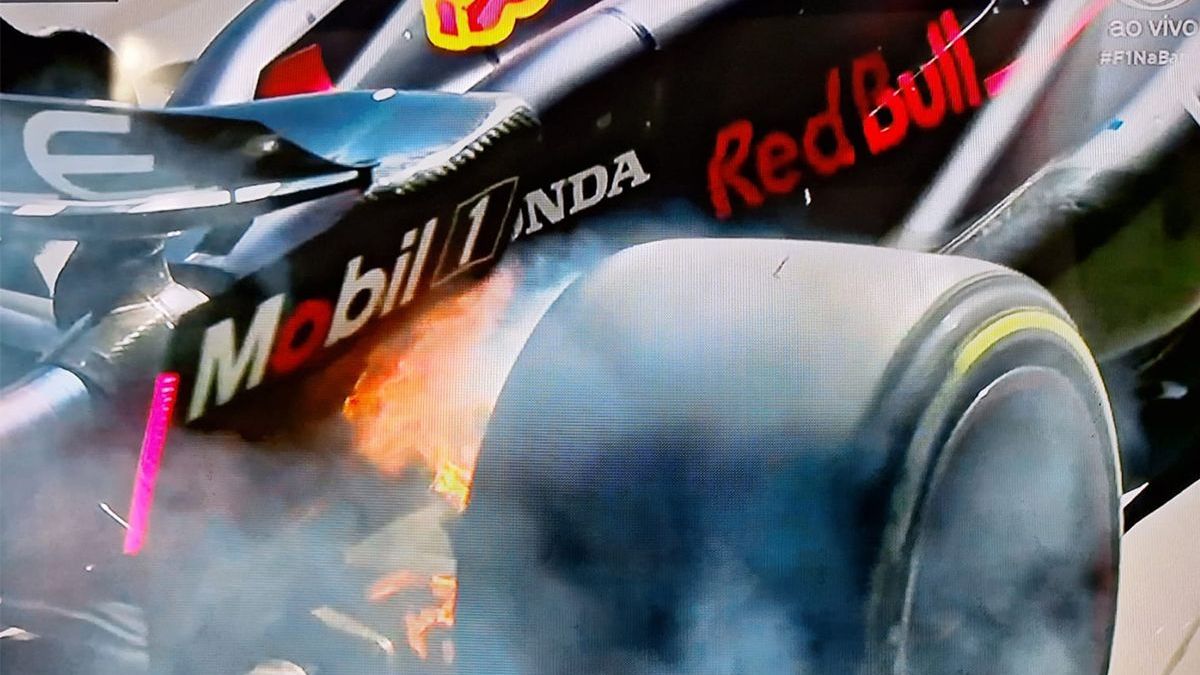 F1-minnend Nederland zet de wekker, auto Max Verstappen vliegt in de fik en valt uit