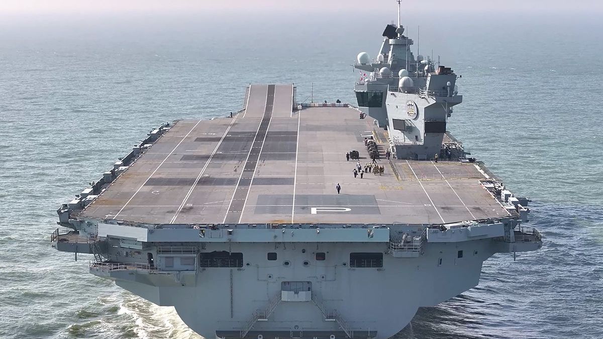 Fotograaf maakt nog brutere drone beelden van vertrek vliegdekschip HMS Prince of Wales