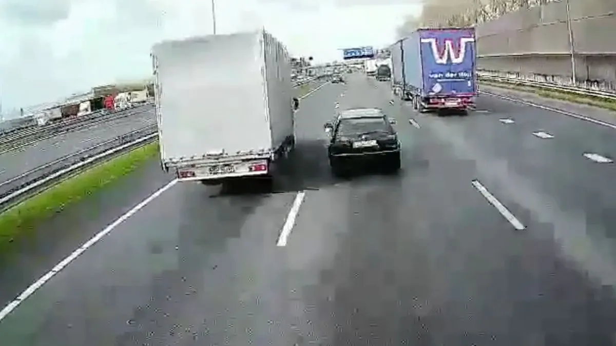 thumb vk heftig ongeluk op de a15 werd veroorzaakt door stilstaande auto midden op de weg