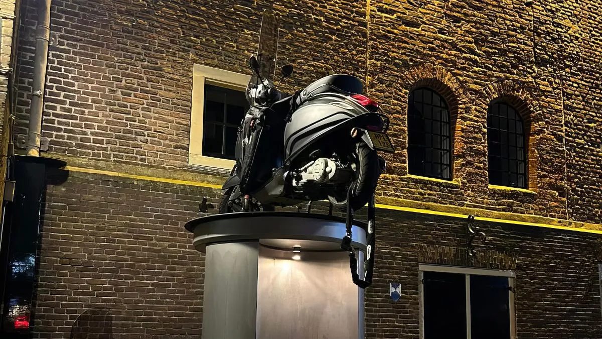 thumb vk uitkijken waar je scooter parkeert in alkmaar dat weten twee dames nu ook