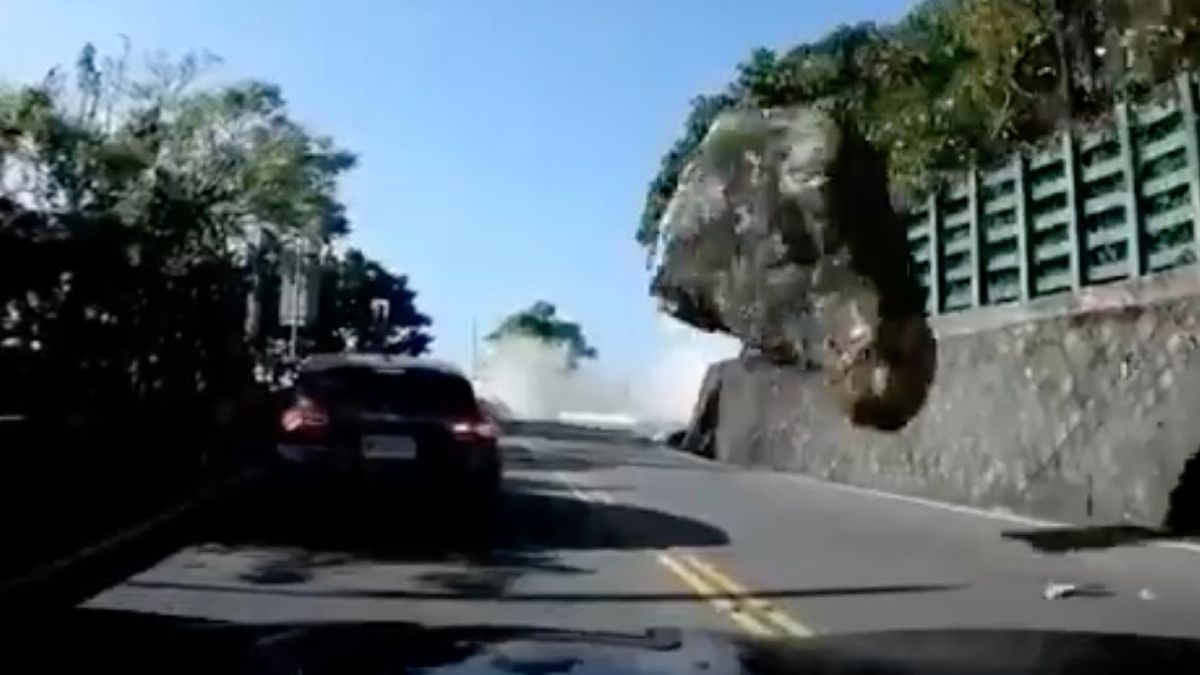 Dashcam legt rollende rotsblokken vast op Taiwanese snelweg tijdens aardbeving