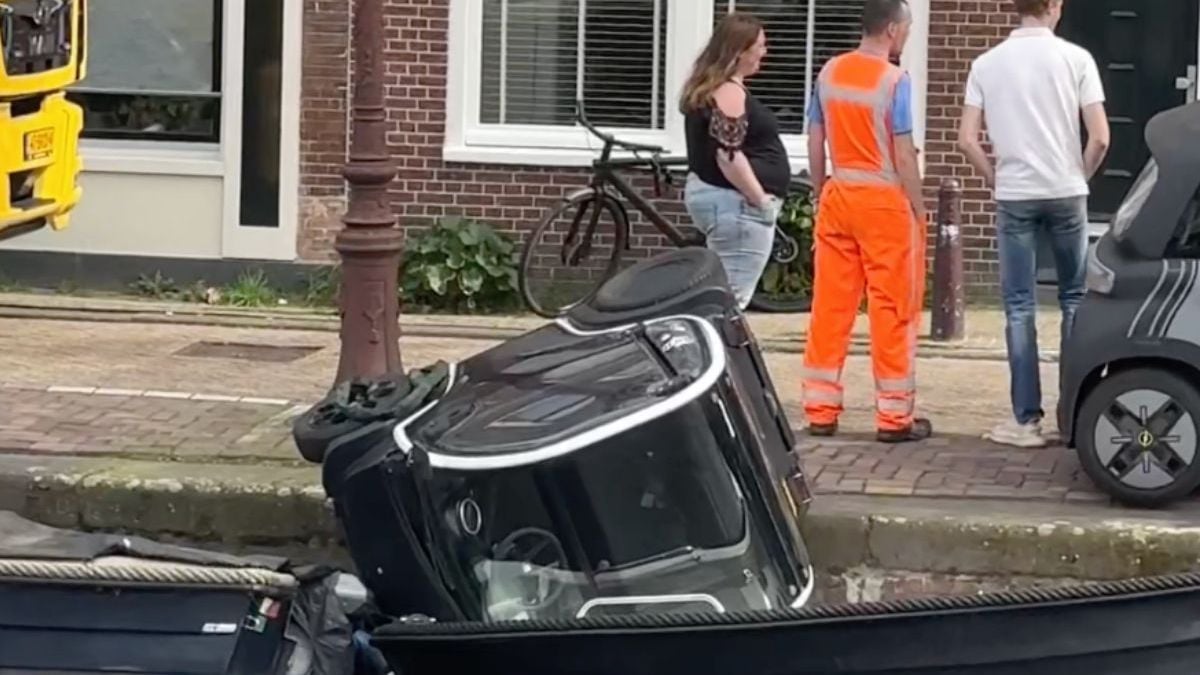 Meid parkeert haar Biro zeer onhandig in Amsterdam