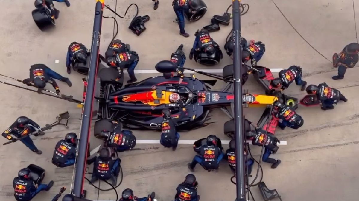 Red Bull Racing dubbele pitstop tijdens Chinese GP gezien van bovenaf