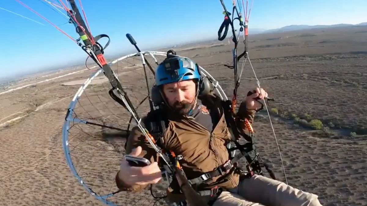 Paramotorvlieger legt zijn bijna fatale crash vast uit verschillende hoeken