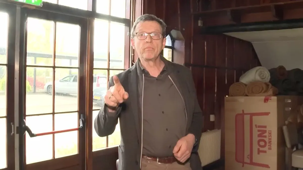 thumb vk ambtenaar gemeente apeldoorn valt verslaggever aryan parsa aan als hij vragen stelt over camping