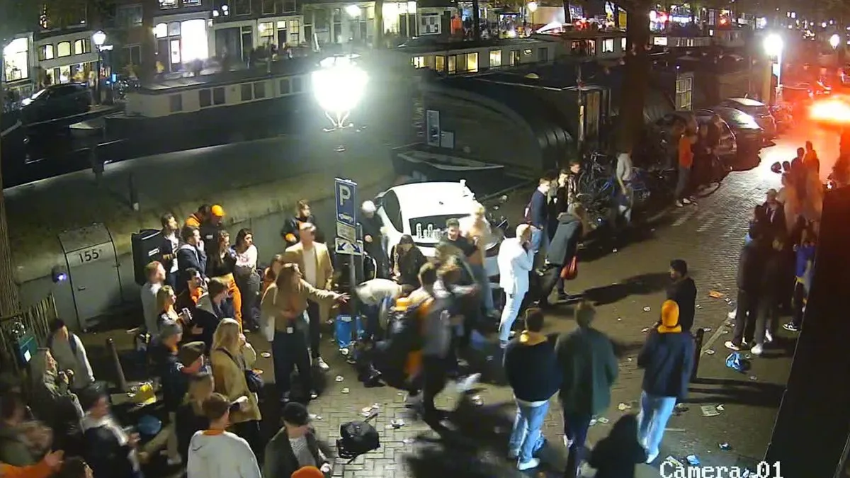 thumb vk automobilist heeft geen zin in feestvierders op koningsdag en rijdt in op menigte