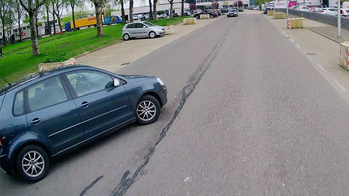 Automobilist in Utrecht kijkt niet tijdens parkeren, truck vol in de ankers