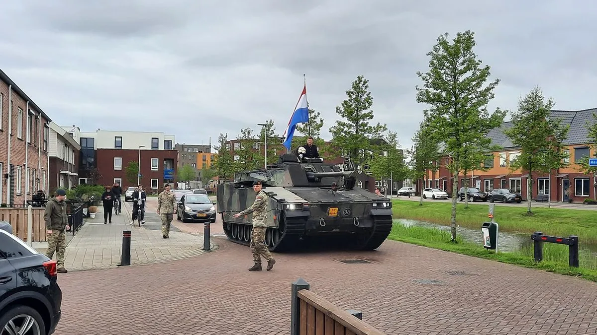 thumb vk de slag om urk is begonnen pantservoertuig rijdt door de straat om bruidje op te halen