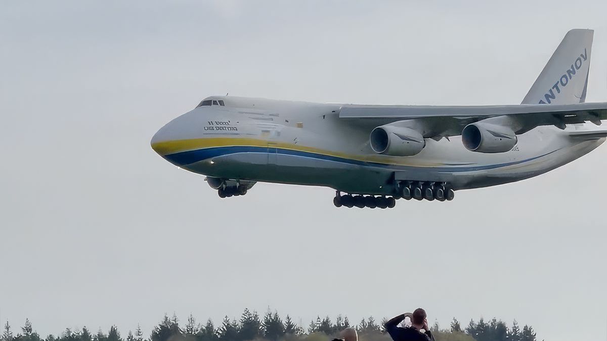 Grootste vrachtvliegtuig ter wereld, de Antonov AN-124, landt op vliegbasis Gilze-Rijen