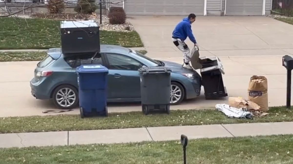 Onhandige man maakt z’n auto stuk voor een grill