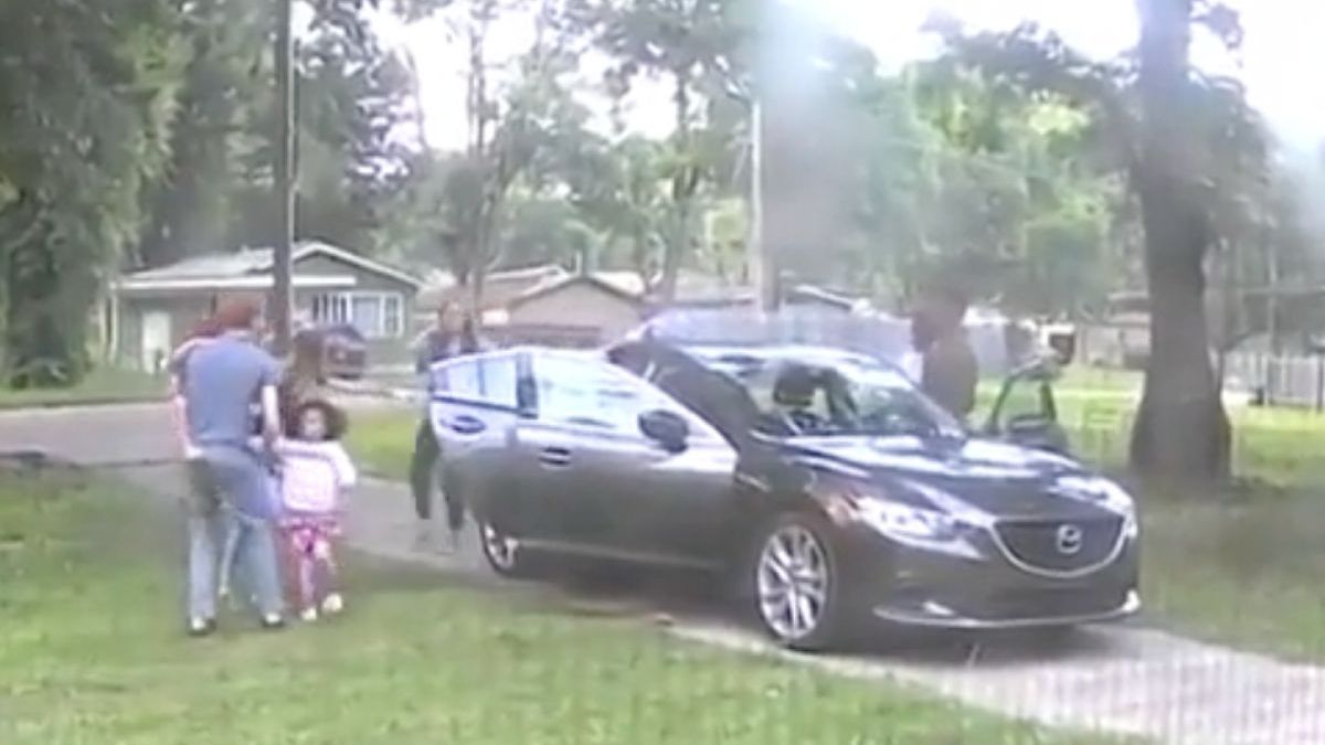 Familie geterroriseerd door carjackers die auto met kinderen wilde meenemen
