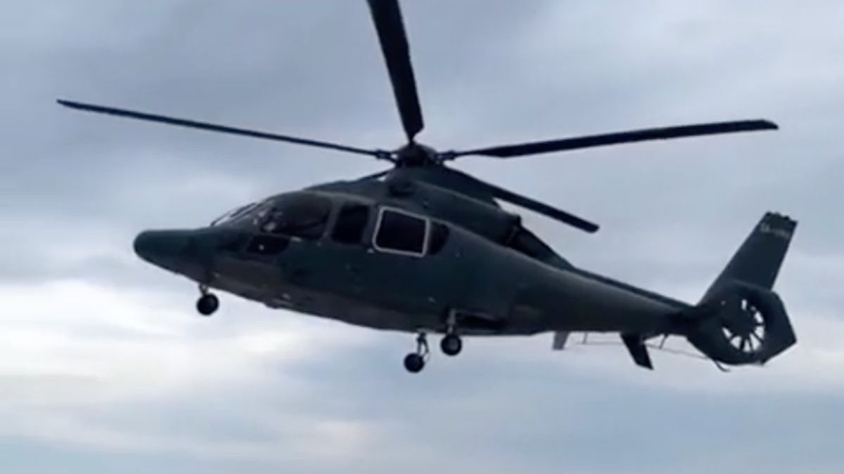 Wieken van helikopter lijken stil te staan tijdens het vliegen