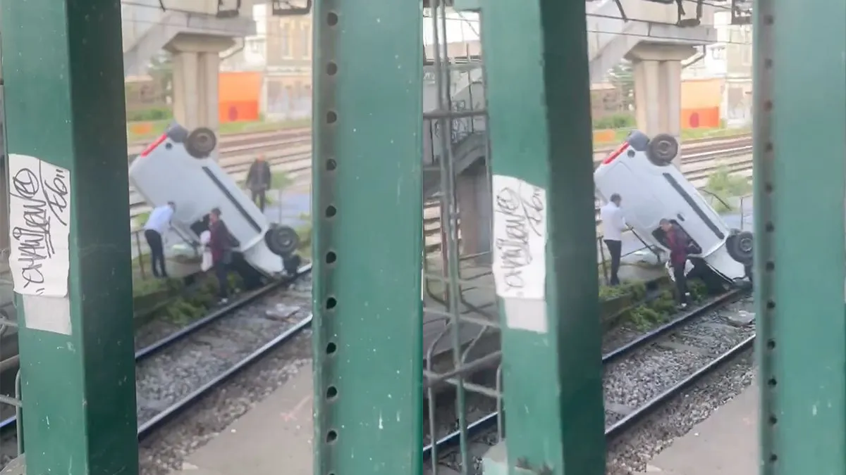 thumb vk automobilist in parijs leert dat alleen treinen op rails rijden