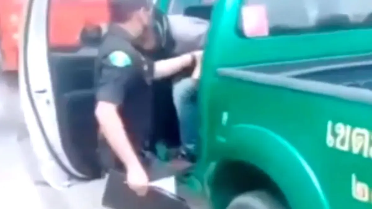 thumb vk autopoeper denkt dat politiewagen een openbaar toilet is