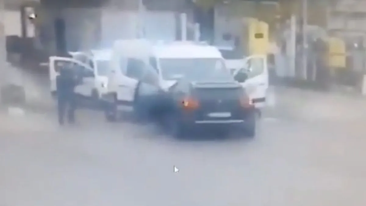 thumb vk beelden hinderlaag franse gevangenisbus waarbij bewakers zijn gedood en gevangene is ontsnapt