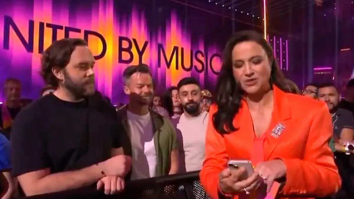 thumb vk grindr notificaties van man gaan af tijdens uitzending van eurovisie songfestival