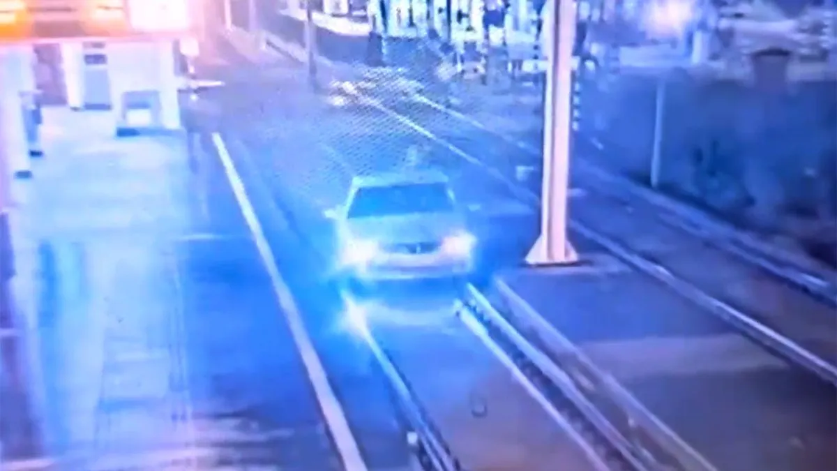 thumb vk ondertussen in rotterdam dronken vrouw rijdt met auto 500 meter het metrospoor op