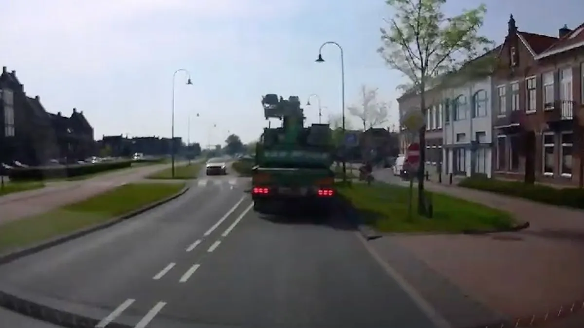 thumb vk scootmobieler in geertruidenberg vergeet haaientanden en wordt omver gereden door vrachtwagen