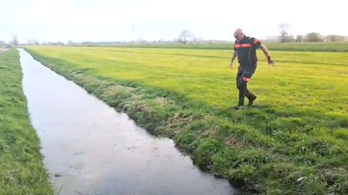 thumb vk slootje springen gaat brandweerman niet zo goed af