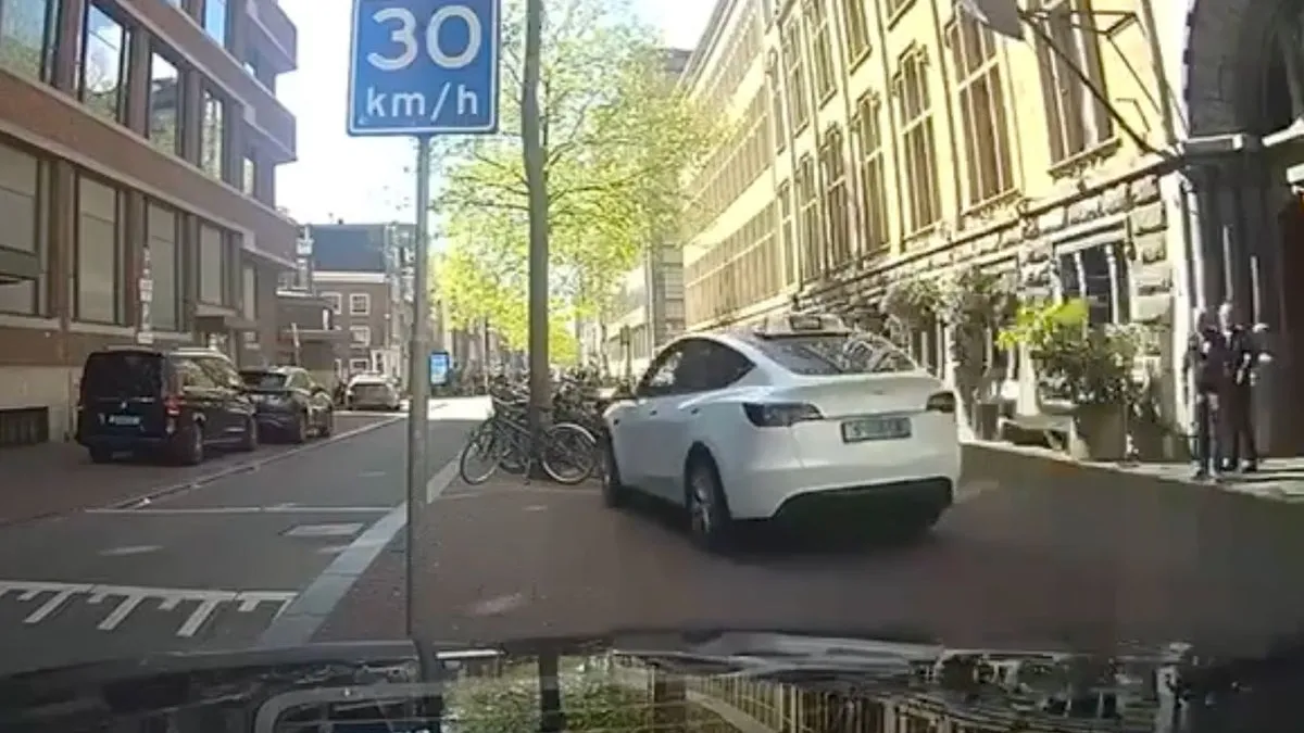 thumb vk tesla taxi doet het even niet zo goed en rijdt fietsen en voetganger aan