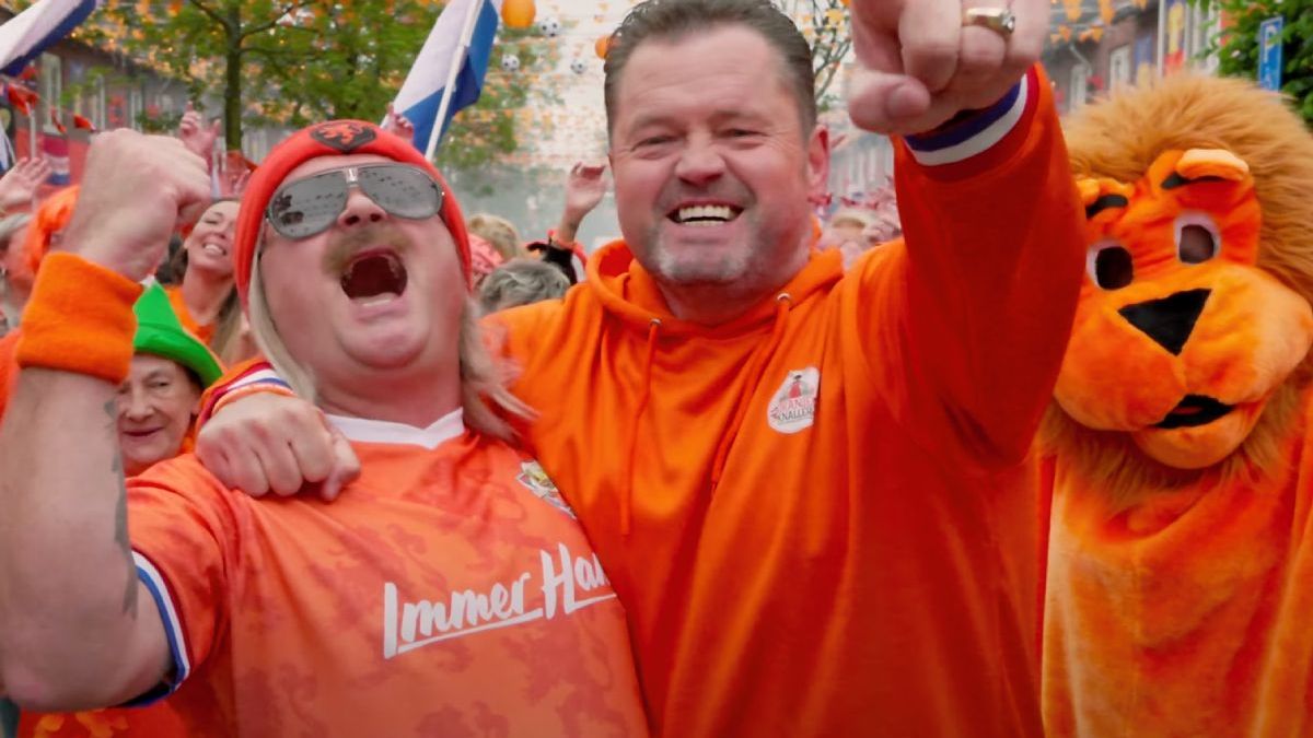 Frans Duijts en Immer Hansi zingen uit volle borst Kampioenen!