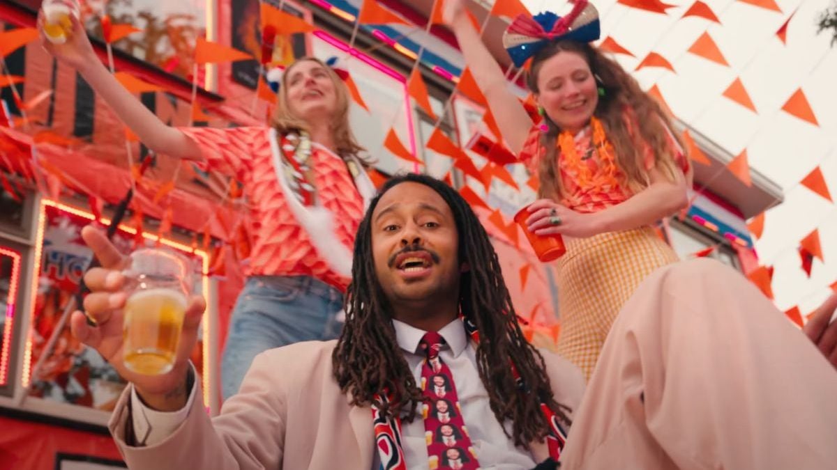 Gullie zingt uit volle borst: Oranje, ik hou van je