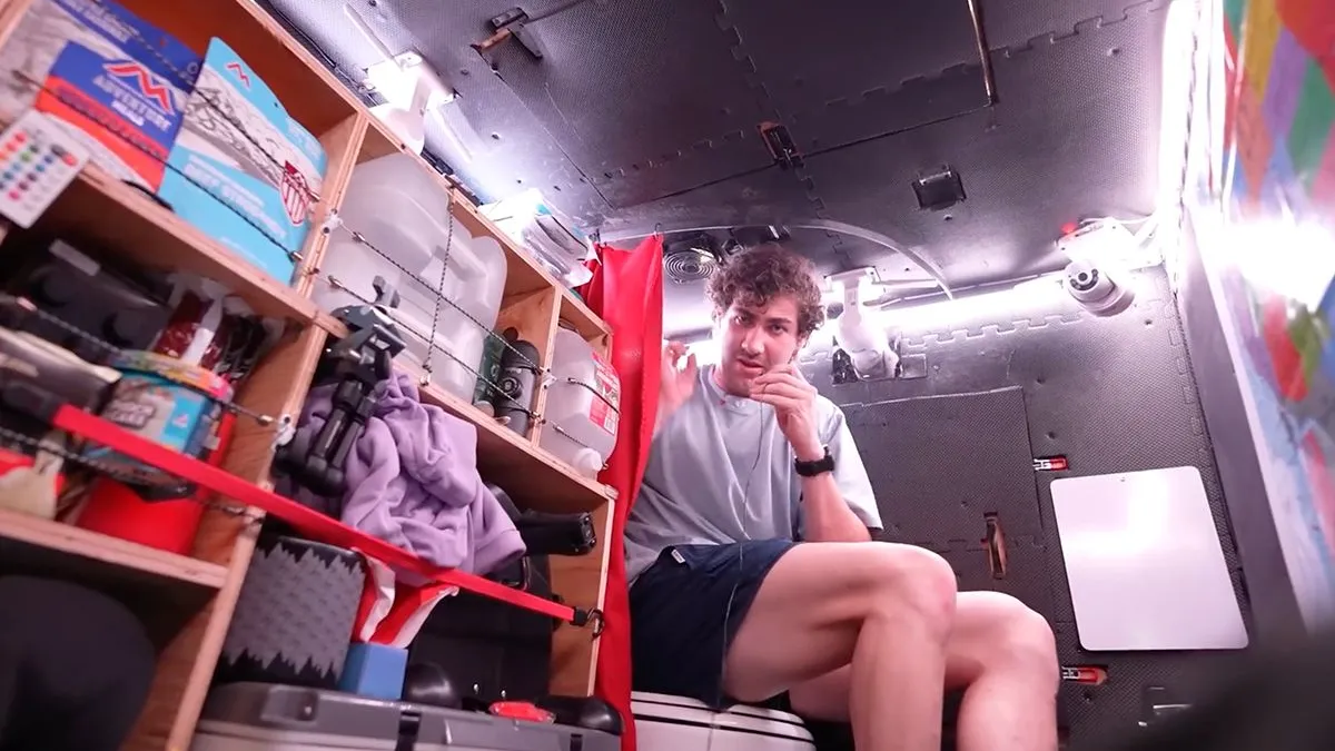 thumb vk amerikaanse youtuber laat zichzelf in een doos naar de andere kant van het land bezorgen