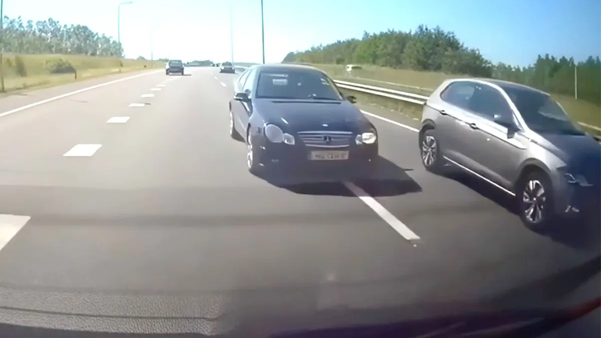 thumb vk automobilist in mercedes denkt rechts in te kunnen halen maar eindigt als brokkenpiloot