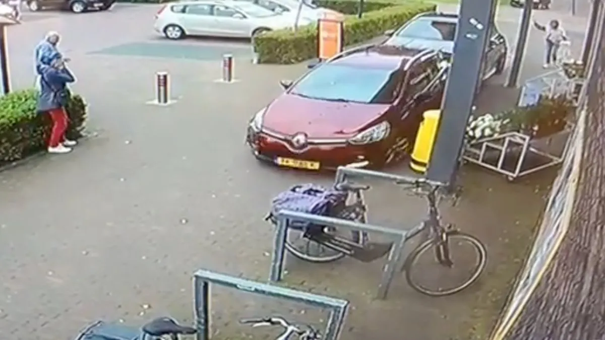 thumb vk automobilist richt in centrum eelde ravage aan door autos en fietsen te rammen