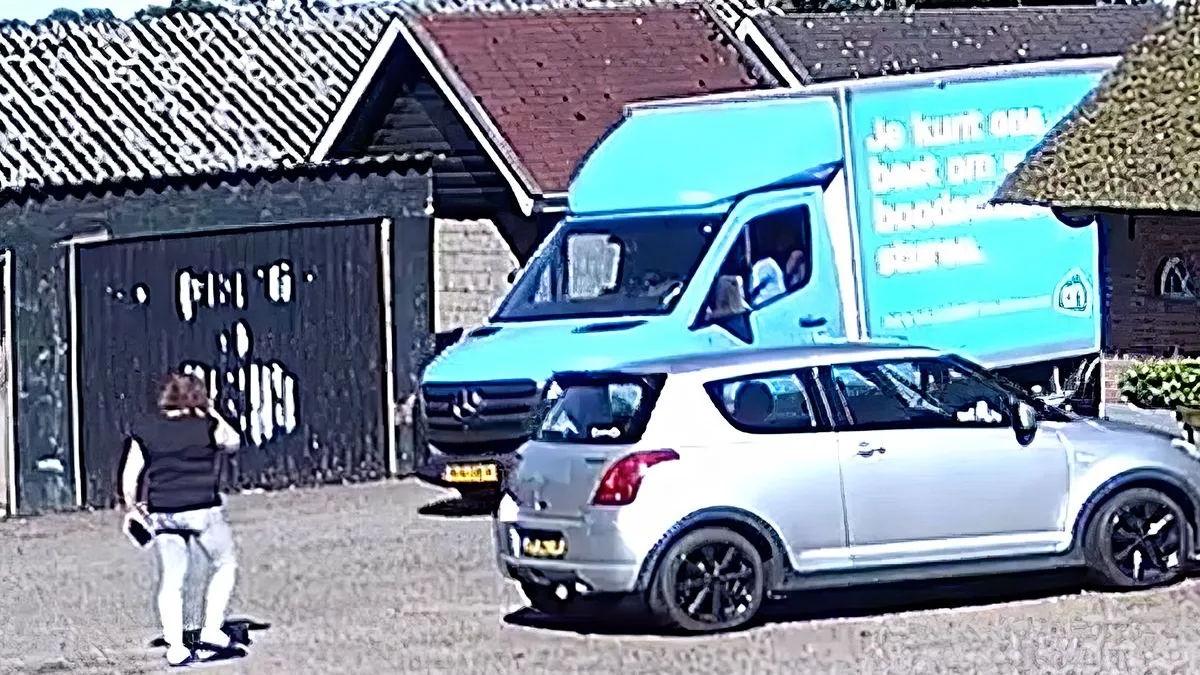 thumb vk bezorger van appie rijdt in lunteren een schuurtje kapot