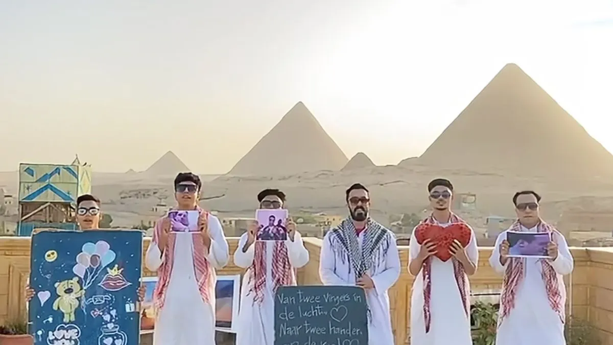 thumb vk mensen in egypte hebben boodschap voor ali b van 2 vingers in de lucht naar 2 armen op de rug