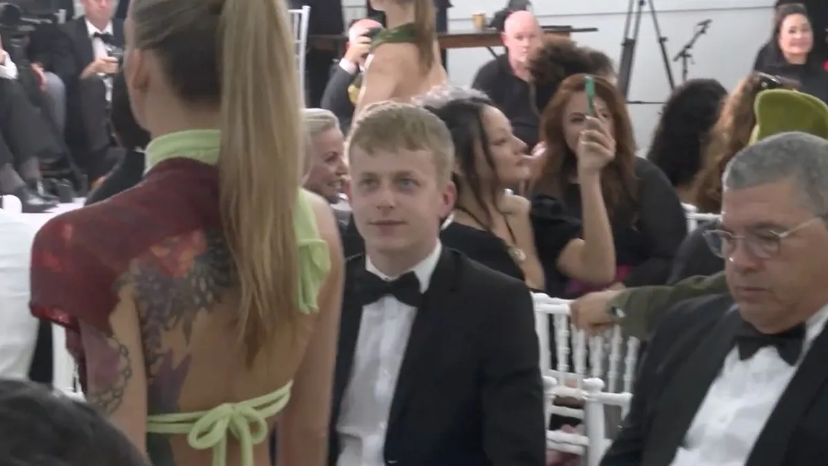 thumb vk modeshow met alleen maar vrouwen in geboortekostuum tijdens isis fashion awards